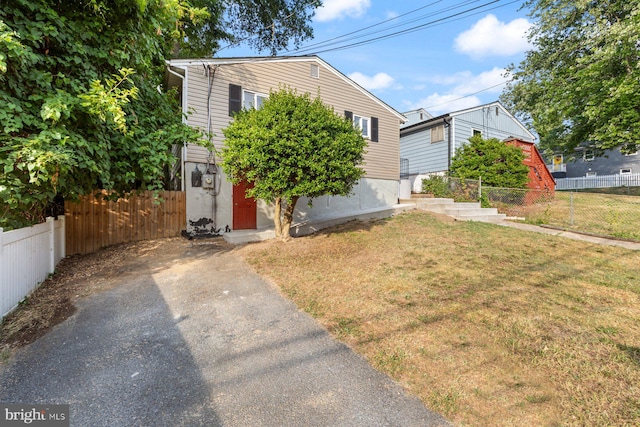 view of front of house featuring a front yard