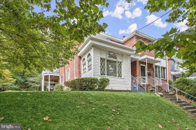 view of front of home featuring a front yard