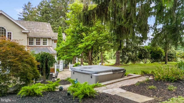 view of yard featuring a hot tub