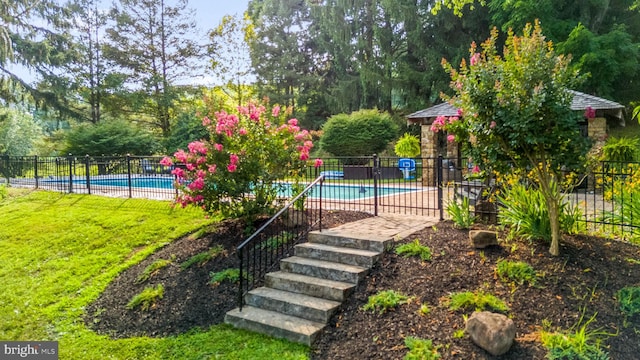 view of yard featuring a fenced in pool