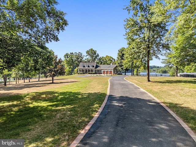 view of front of property featuring a front yard