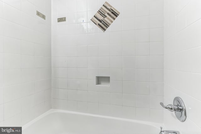 bathroom featuring tiled shower / bath combo