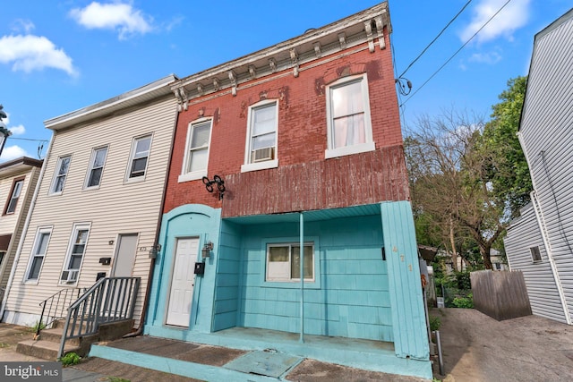 view of front facade featuring brick siding