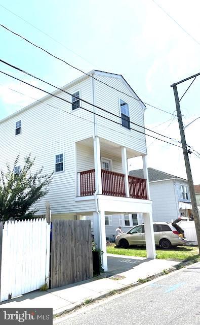 view of front of house featuring a balcony