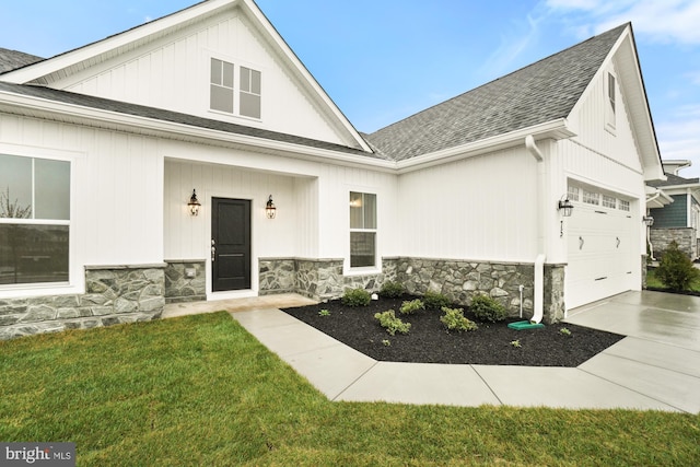 view of front of house featuring a garage and a front lawn