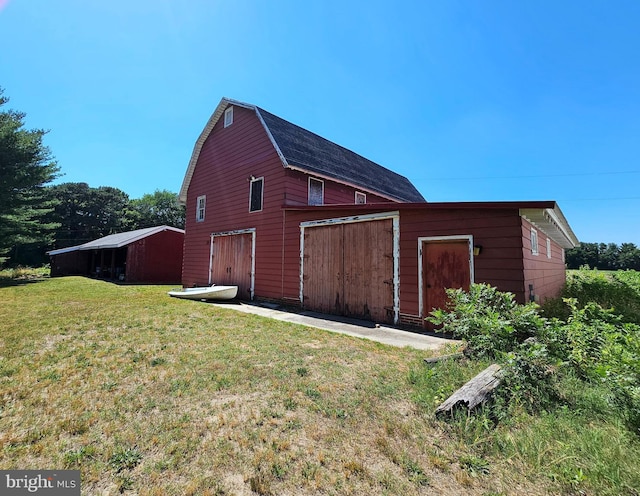 view of side of property featuring a yard