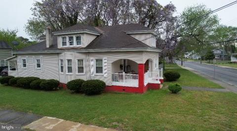 view of front of property featuring a porch and a front yard