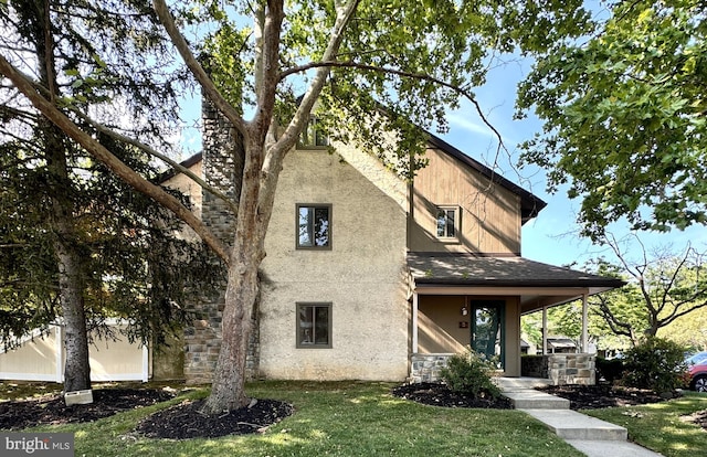 view of front of property featuring a front yard