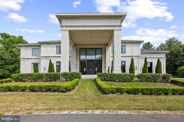 view of front facade featuring a front yard