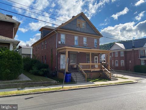 view of front of house featuring a porch