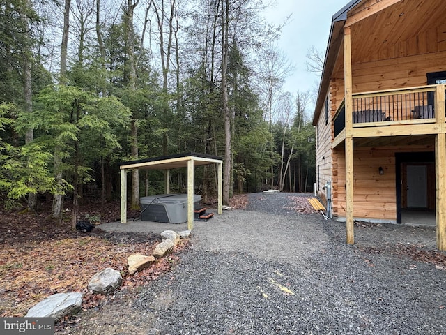 view of yard featuring a hot tub