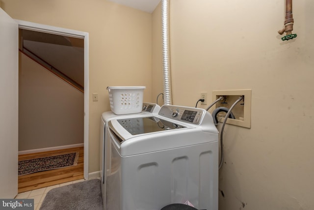 washroom with light tile patterned flooring and independent washer and dryer