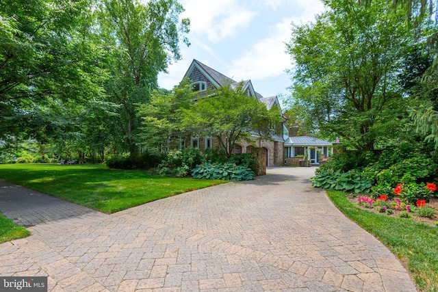 view of front of home featuring a front yard