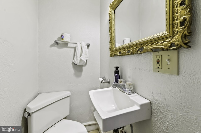 bathroom featuring toilet and sink