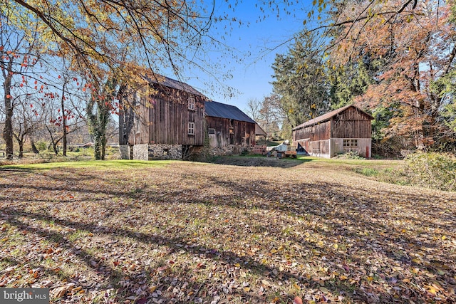 view of yard featuring an outdoor structure