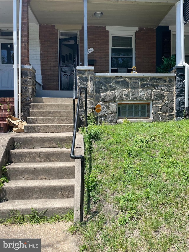 entrance to property featuring a porch