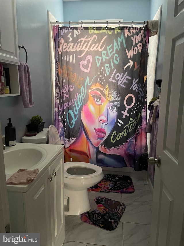 bathroom with a shower with curtain, vanity, and toilet