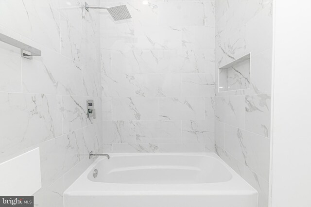 bathroom with tiled shower / bath combo