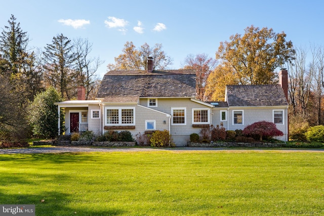 view of front of home featuring a front lawn