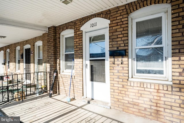 property entrance with covered porch