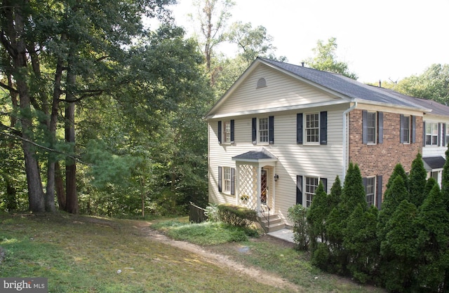 view of front of house with a front lawn