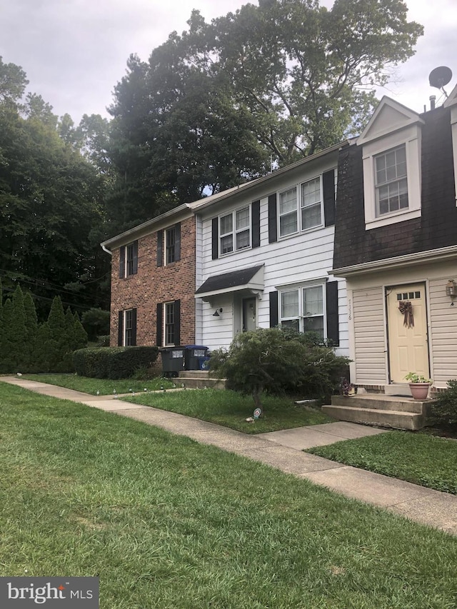 view of front facade featuring a front yard