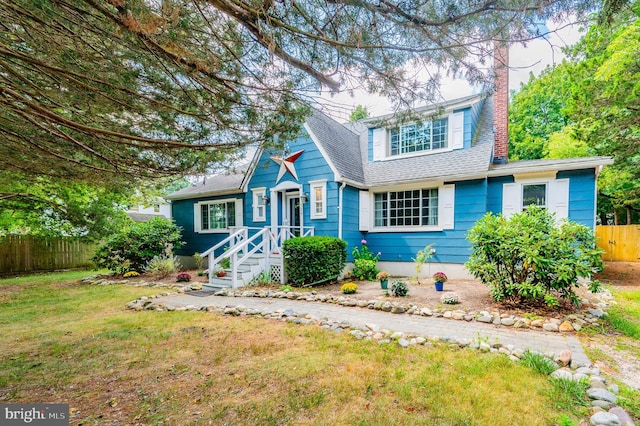 view of front of home featuring a front lawn