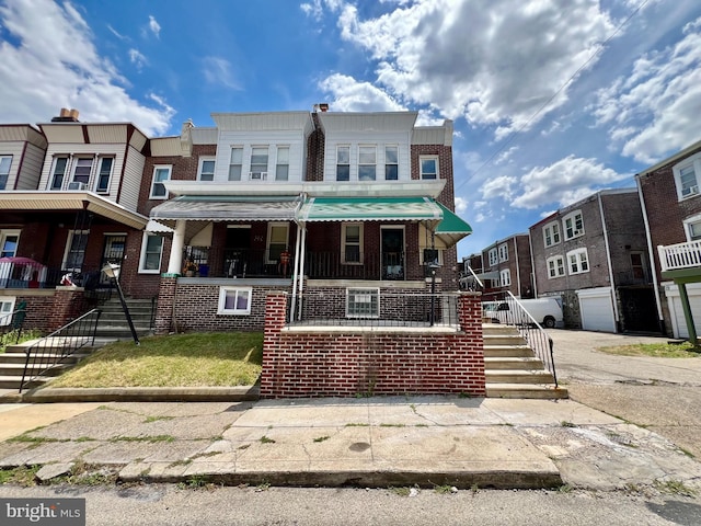 townhome / multi-family property featuring a garage