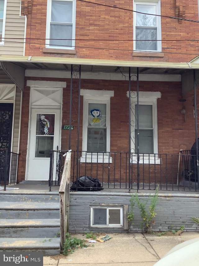 property entrance featuring a porch