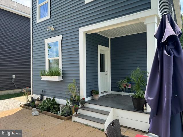 property entrance featuring covered porch