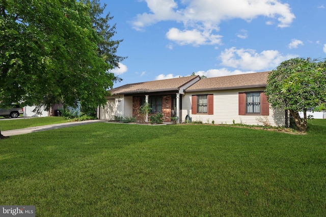 ranch-style house featuring a front yard