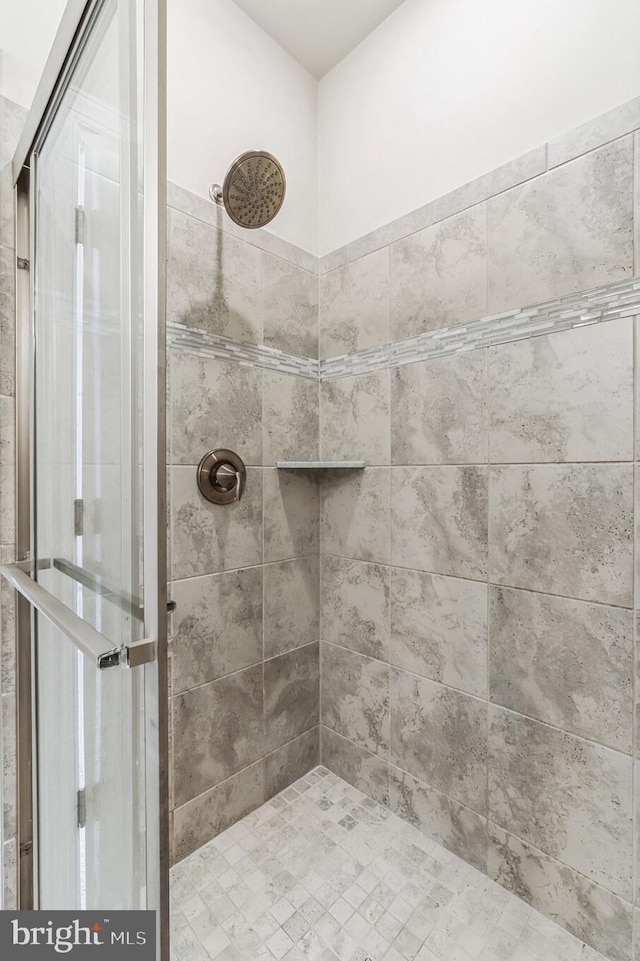 bathroom featuring a tile shower