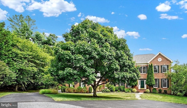 view of front of house with a front lawn