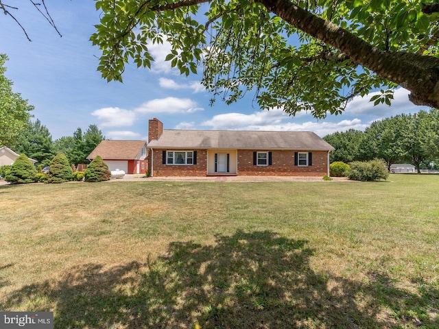 ranch-style home featuring a front lawn