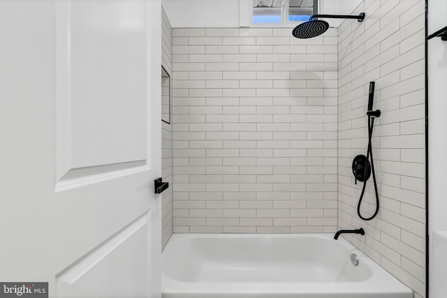 bathroom with tiled shower / bath combo