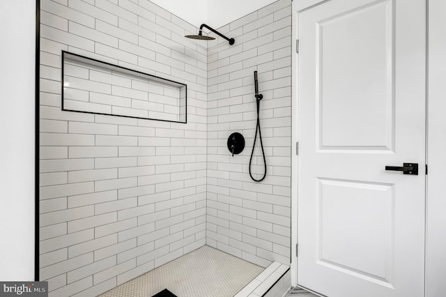 bathroom featuring tiled shower