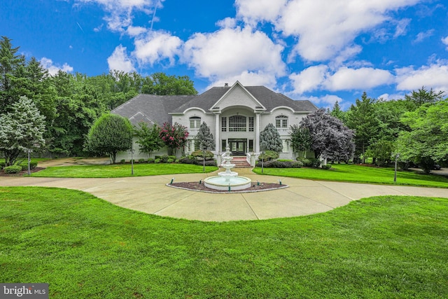 view of front of property featuring a front yard