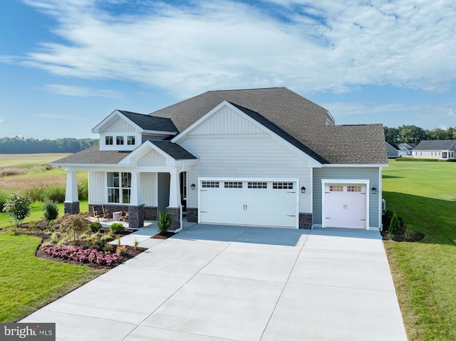 craftsman-style house featuring a front yard