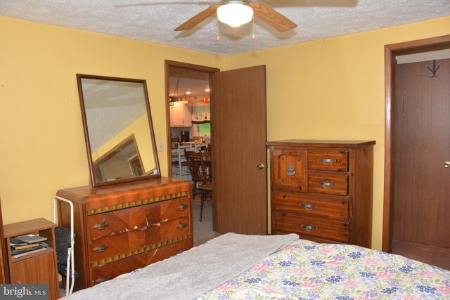 bedroom featuring ceiling fan and a textured ceiling