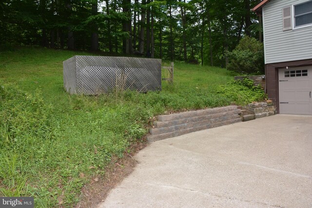 view of yard with a garage