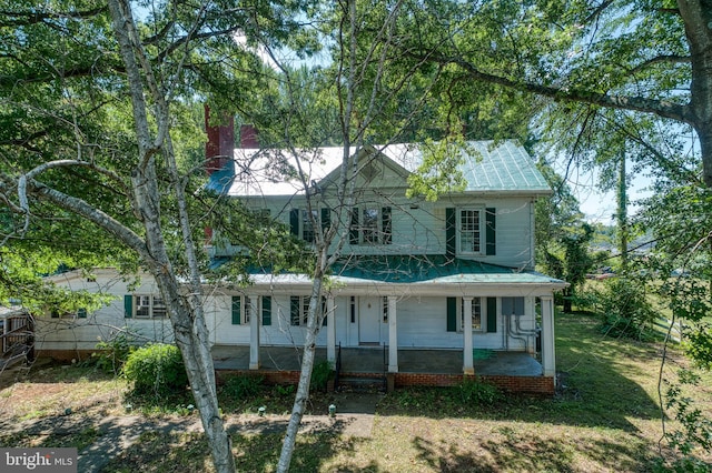 view of front of home featuring a porch and a front lawn