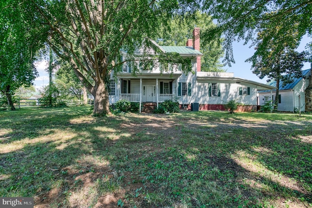 view of front of property with a front yard and covered porch