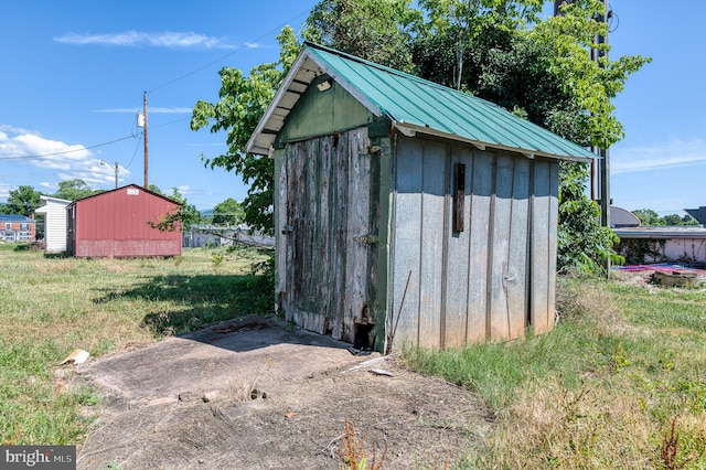 view of outdoor structure with a yard