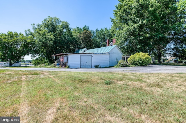 view of yard featuring a garage and an outdoor structure