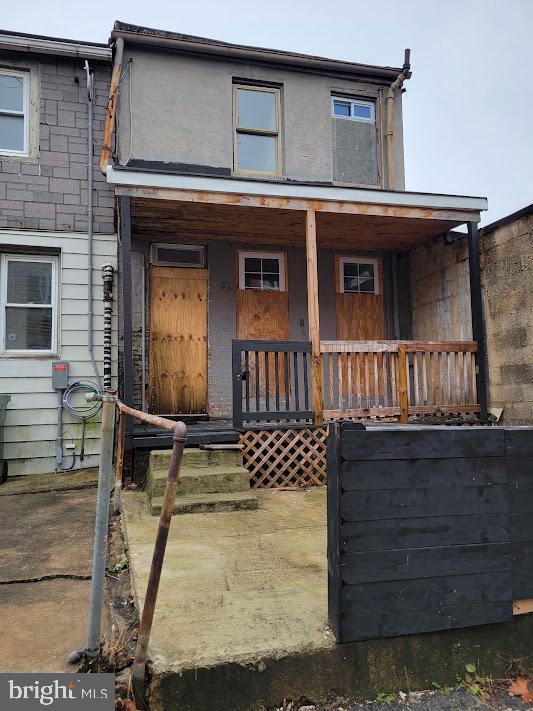 view of front of home featuring a porch