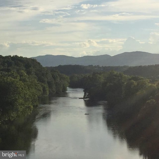 water view with a mountain view