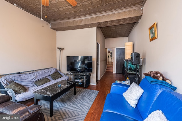 living room with dark wood-type flooring and ceiling fan