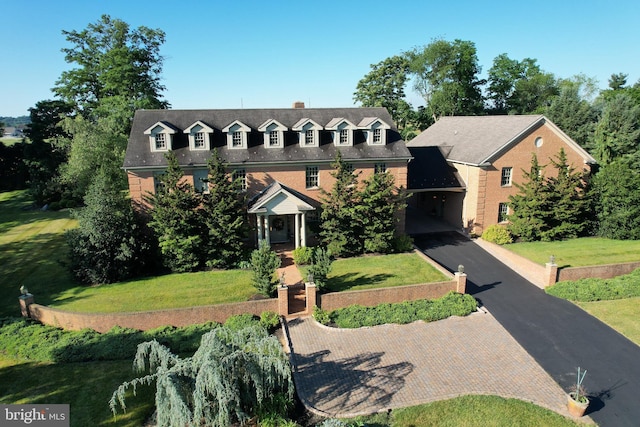 view of front facade featuring a front yard