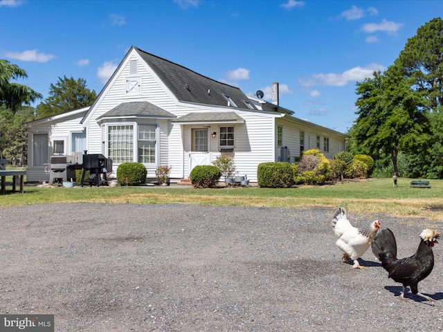 view of front of property featuring a front yard