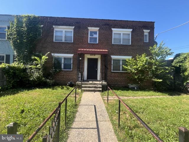 view of front of house featuring a front yard